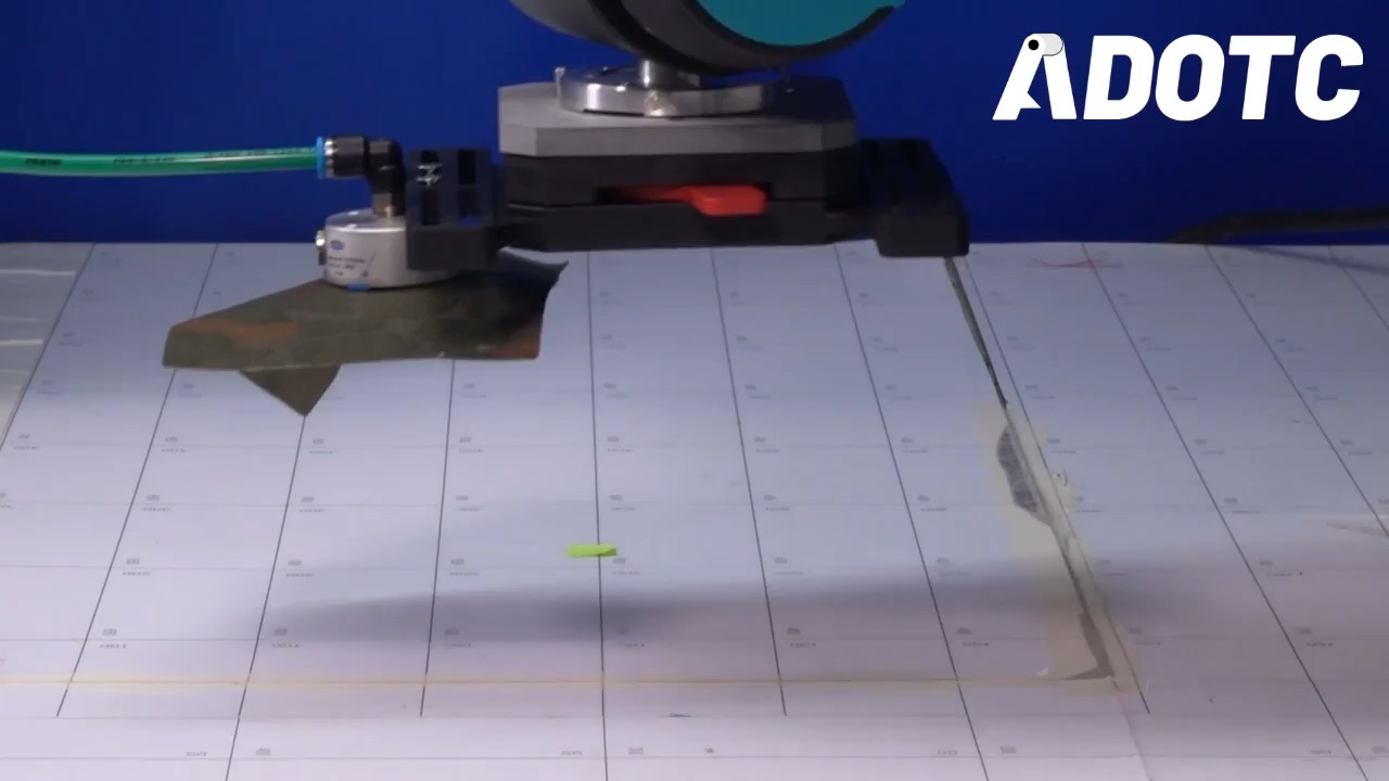 Automatisiertes Greifen flexibler Textilien im Roboternähsystem von ADOTC